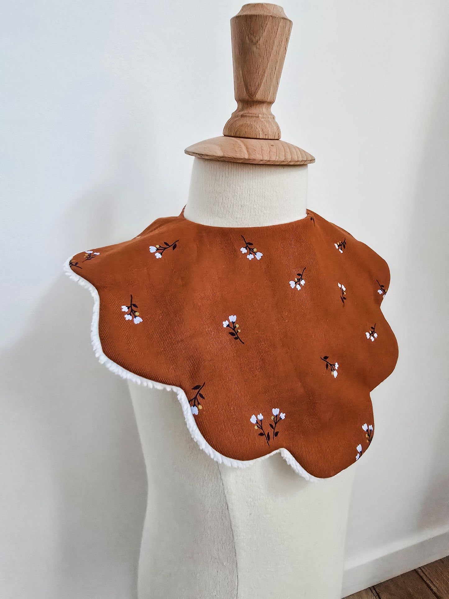 Bavoir fleuri terracotta