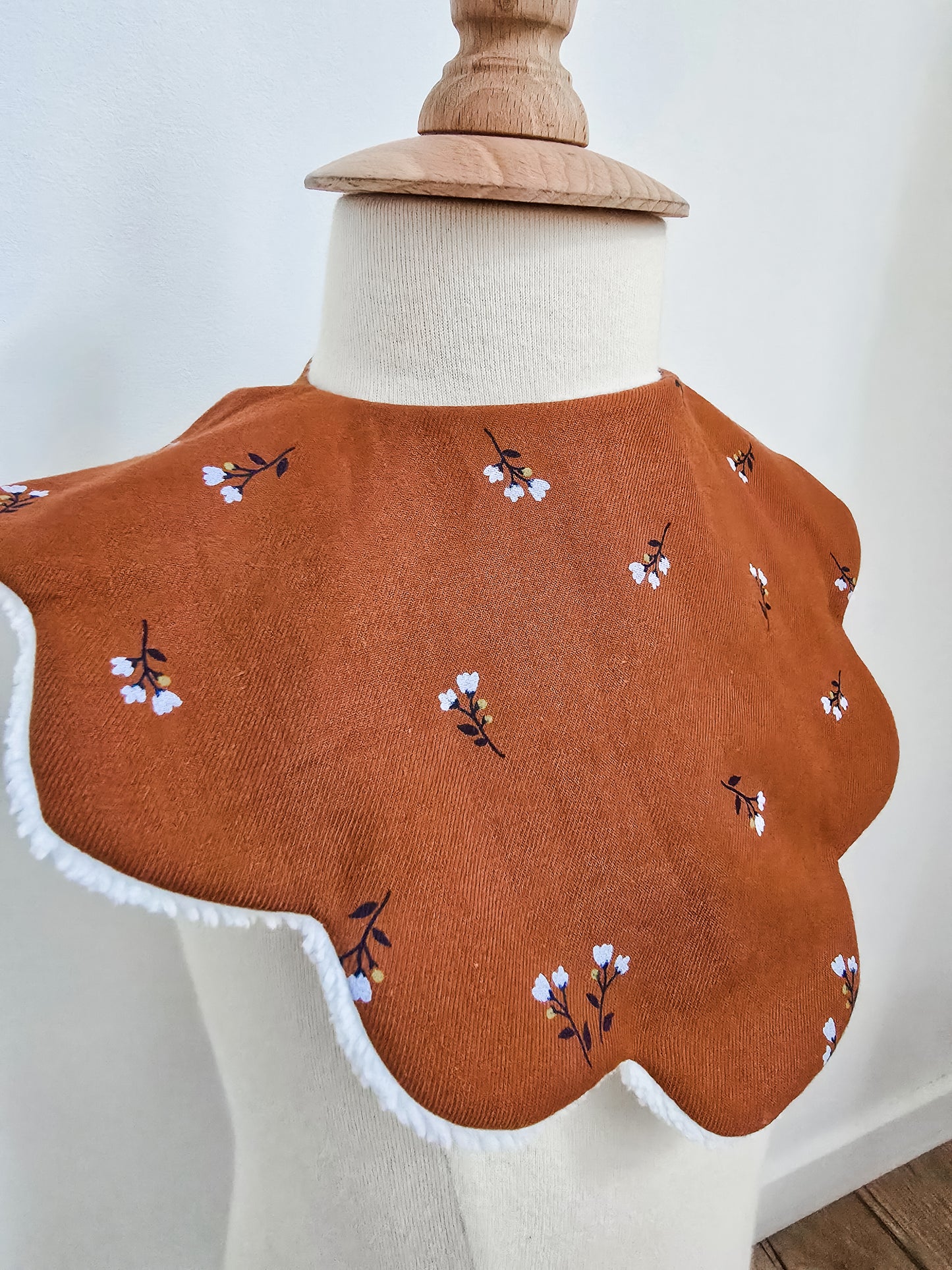 Bavoir fleuri terracotta