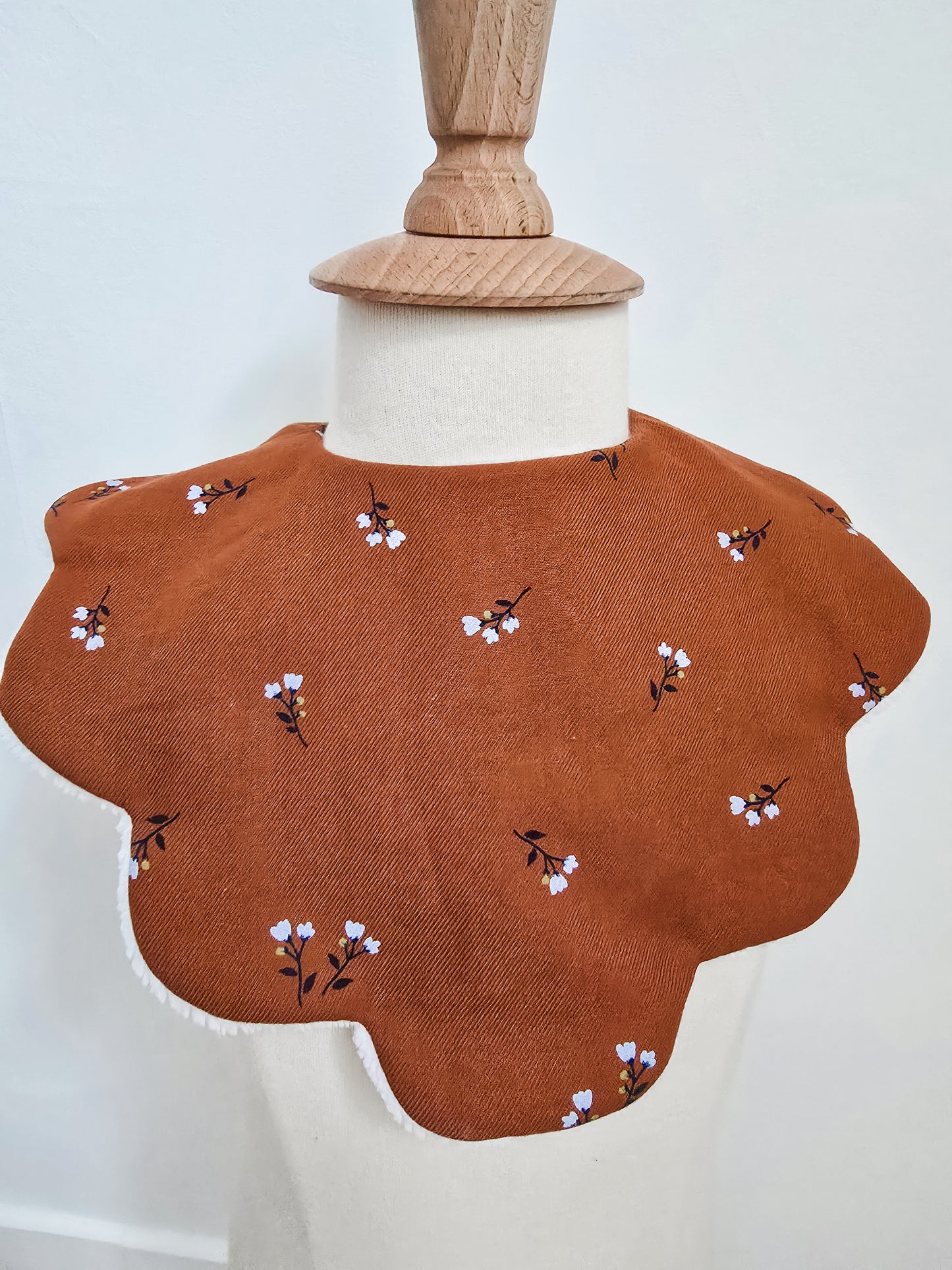 Bavoir fleuri terracotta