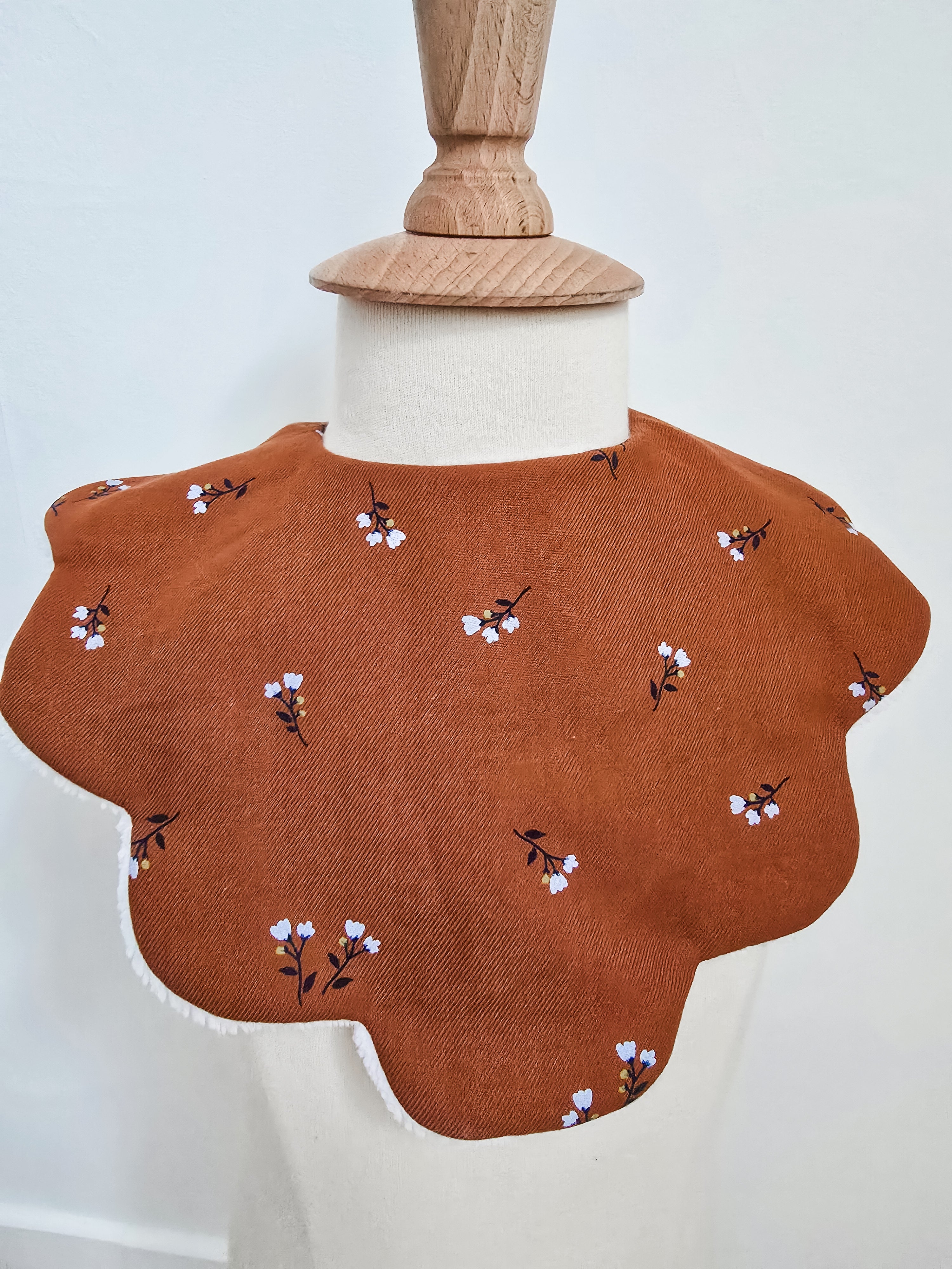 Bavoir fleuri terracotta